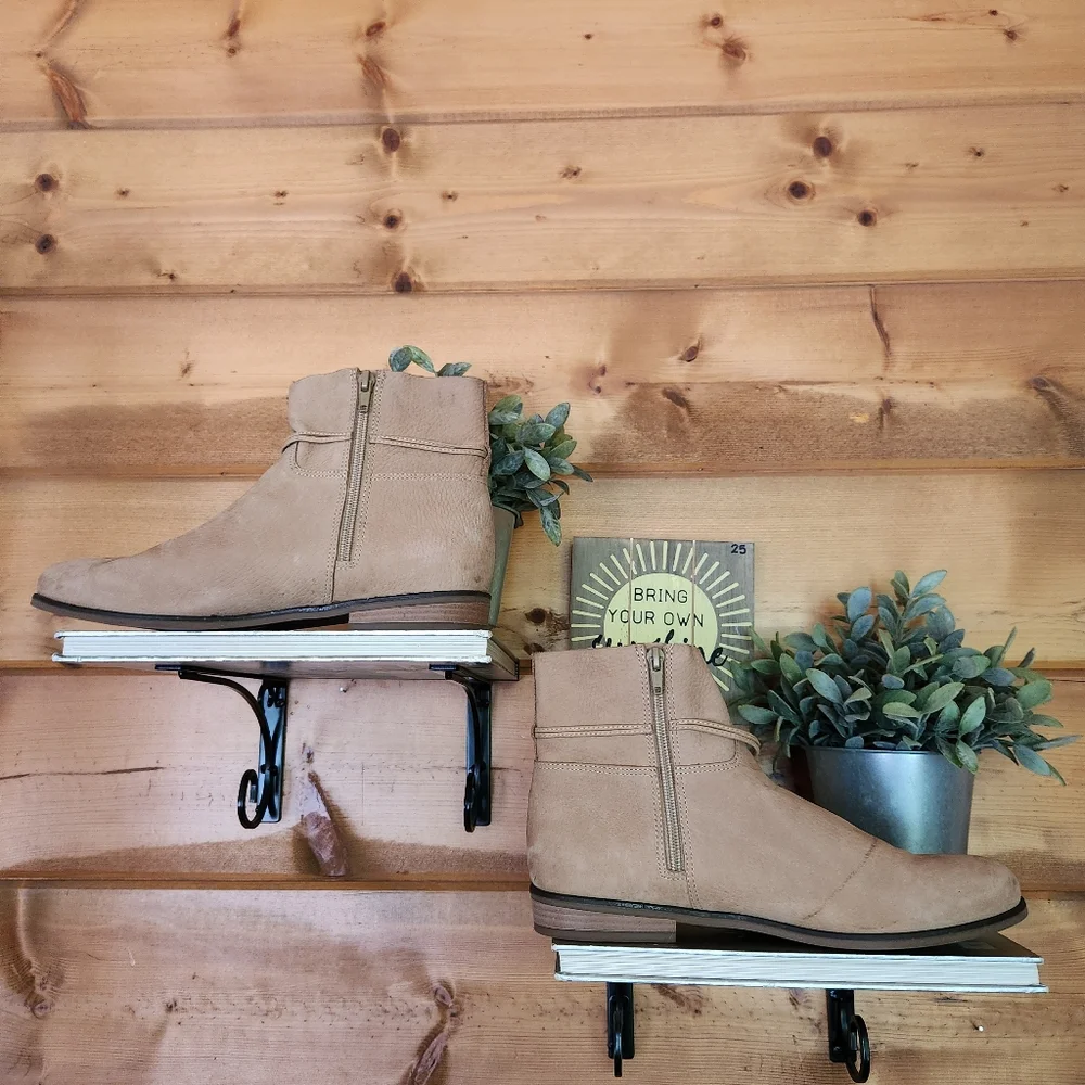 Lucky Brand Gloriana Boots Tan Nubuck Leather Ankle Bootie Tassel‎ Boho Sz 9.5 M